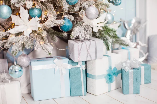 Πολλά χριστουγεννιάτικα δώρα κάτω από το χριστουγεννιάτικο δέντρο — Φωτογραφία Αρχείου