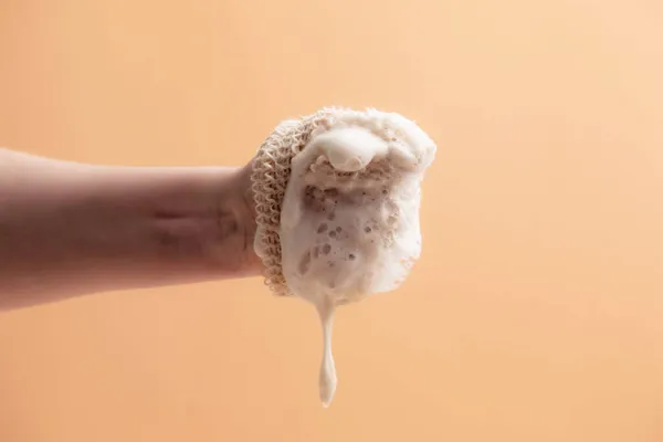 여성의 손에 들어 있는 자연적으로 분해 할 수있는 수건 — 스톡 사진