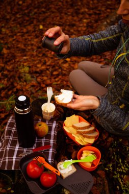Atıştırmalık ve kahve içmek için kamp malzemesi..
