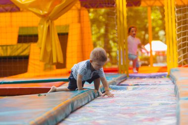 Mutlu çocuk trambolinde güzel bir gün geçirsin.