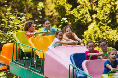 Kafası karışık çocuklar ilk kez hız trenine biniyorlar.