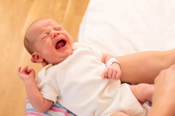 Mom holds her screaming baby in her arms — Stock Photo, Image