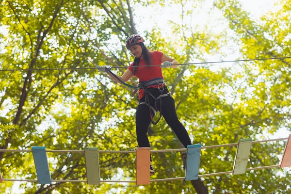 La mujer está haciendo ejercicio en el parque de cuerdas de aventura — Foto de Stock