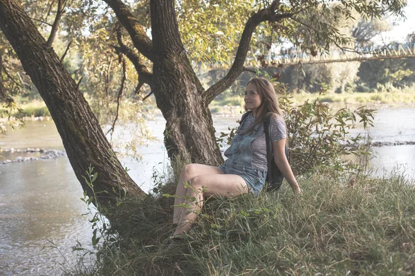 The young woman enjoys nature in summer — Stock Photo, Image