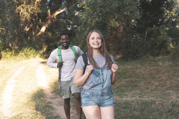 De glada vännerna vandrar i sommarskogen — Stockfoto