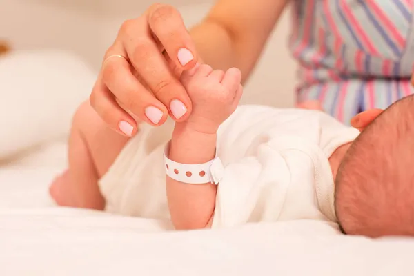 A primeira comunicação entre mãe e bebê recém-nascido — Fotografia de Stock