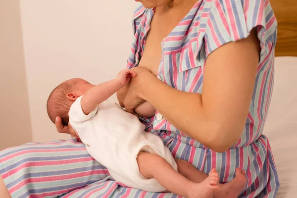 The young mom wants to breastfeed her newborn baby — Stock Photo, Image