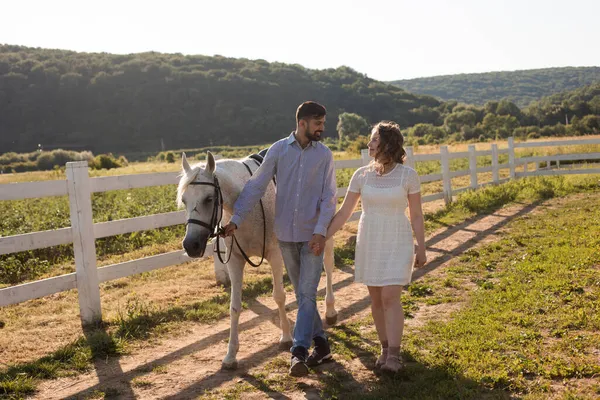 Paar spaziert im Sommer auf der Ranch — Stockfoto