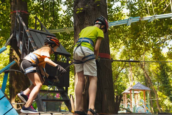 Los niños en cascos se están preparando para el descenso. — Foto de Stock