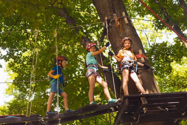 I bambini si arrampicano sul ponte sospeso — Foto Stock