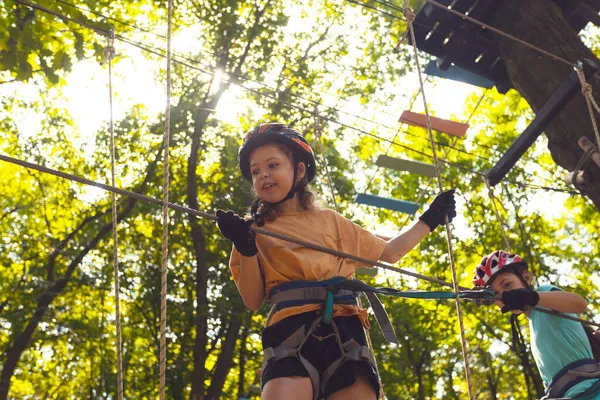 I bambini concentrati si arrampicano nel parco dell'alta fune — Foto Stock