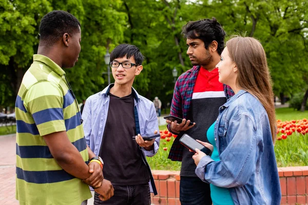 Comunicação sem fronteiras entre estudantes multiétnicos alegres — Fotografia de Stock