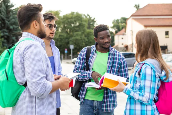 Les étudiants multinationaux se parlent de livres — Photo