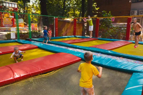 A boldog gyereknek legyen szép napja a trambulin parkban. — Stock Fotó
