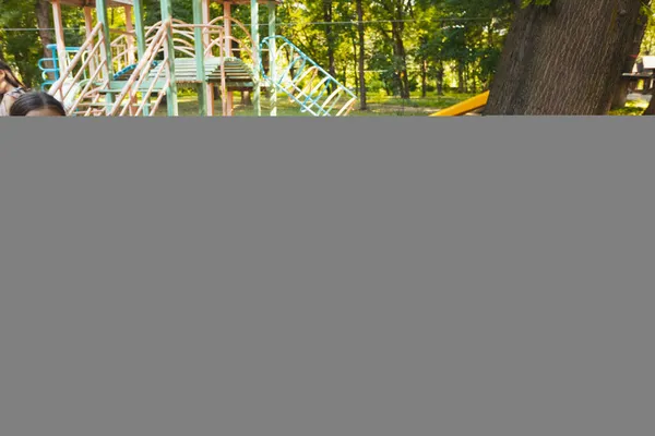 The group of children are resting in the summer park — Stock Photo, Image