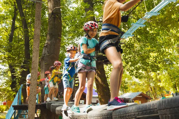 Los niños están superando obstáculos en el parque de cuerdas — Foto de Stock