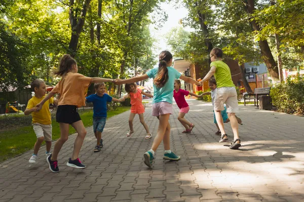 幸せな子供たちは公園で楽しんでいます — ストック写真