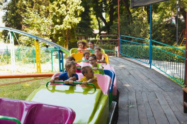 Kafası karışık çocuklar ilk kez hız trenine biniyorlar.