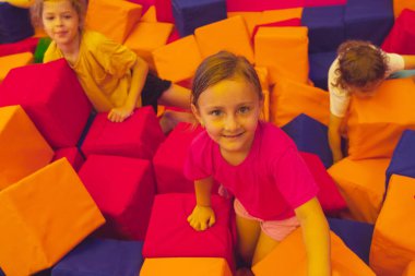 Kız arkadaşlar oyun odasında dinlenirken eğleniyorlar.