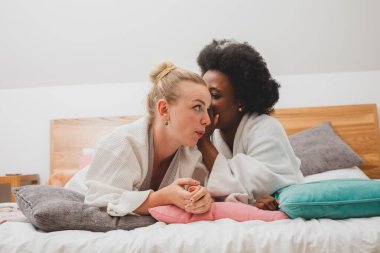 En iyi arkadaşlar kaplıcada dinleniyor ve sırları tartışıyorlar.