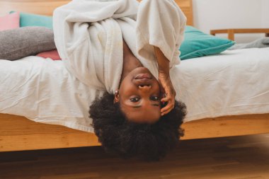 Kadın kaplıcada tek başına dinleniyor.