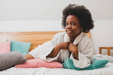 Kadın kaplıcada tek başına dinleniyor.