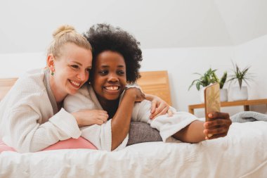 En iyi arkadaşlar spa 'da selfie çekiyor.