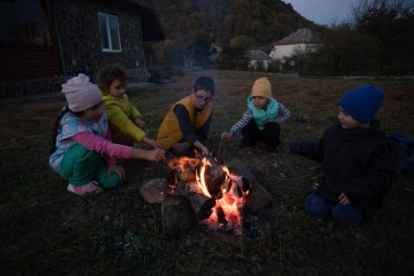 Çocuklar kampta, ateşin yanında..