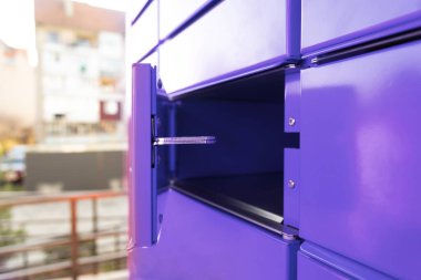 Kişisel hizmeti olan modern posta otomatik posta terminali