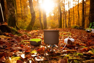 Sonbaharın sonları özel ekipmanlarla kamp yapmak için uygundur.