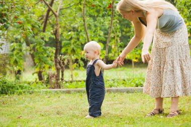 Anne ve oğlu yaz bahçesinde birlikte vakit geçiriyorlar.