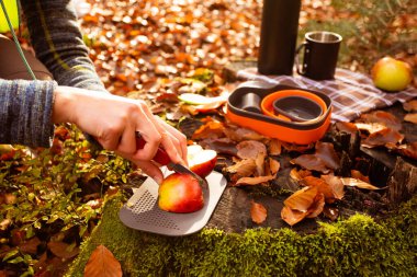 Atıştırmalık ve kahve içmek için kamp malzemesi..