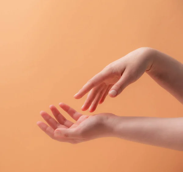 Mladé ženské ruce nanášení krém nebo krém — Stock fotografie