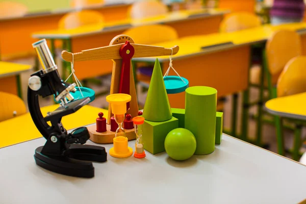 Класс школы и оборудование начальной школы на столе — стоковое фото