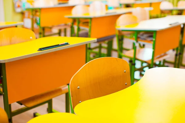 学校の廃校になった教室の椅子と机 — ストック写真