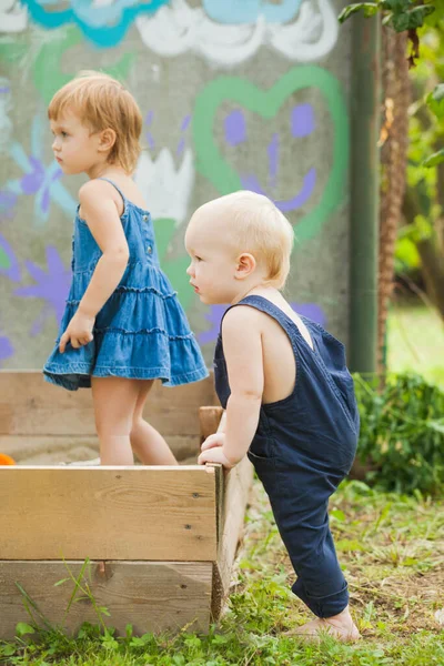 Le bébé solitaire joue dans le jardin d'été — Photo