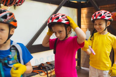 Çocuklar maceraya başlamadan önce ekipmanlarını inceliyorlar.