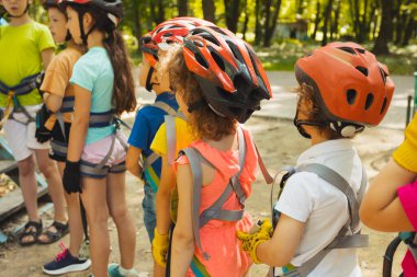Yarışmaya başlamadan önce koruyucu kıyafetli bir grup çocuk.