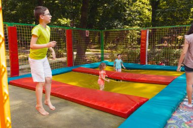 Mutlu çocuk trambolinde güzel bir gün geçirsin.