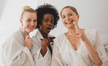 Kız arkadaşlar kaplıcada harika vakit geçiriyorlar.