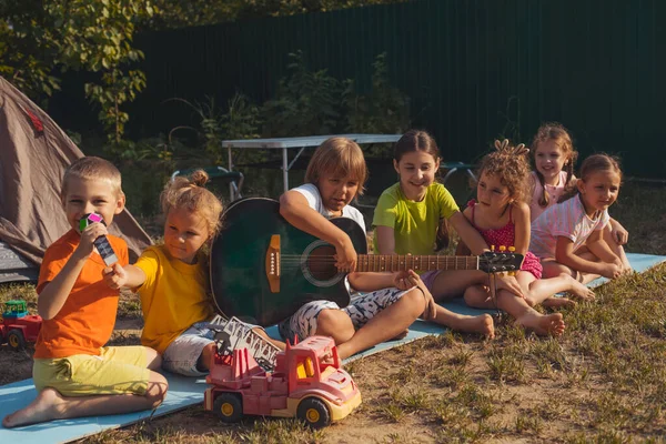 The children have a great time together in the backyard — Stock Photo, Image