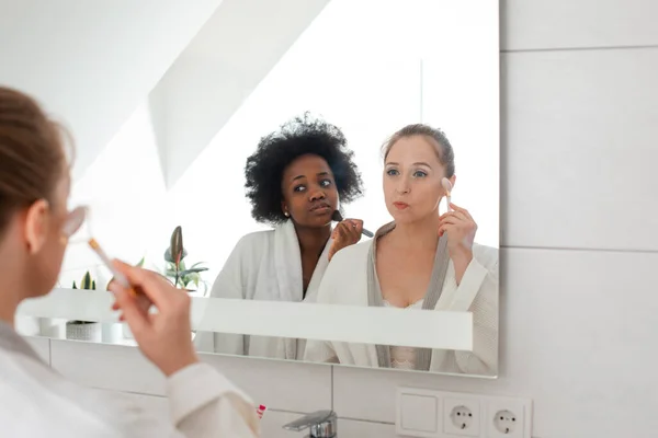 De glada unga kvinnorna har hudvård spa dag — Stockfoto
