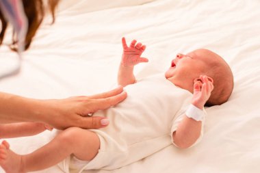 Annem yeni doğan için karın masajı yapıyor.