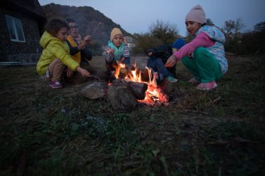 Çocuklar kampta, ateşin yanında..