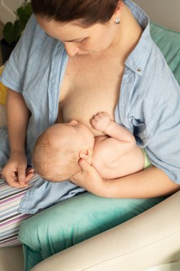 Harika bir emzirme pozisyonu - yemek topu tutuşu, anne ve bebek