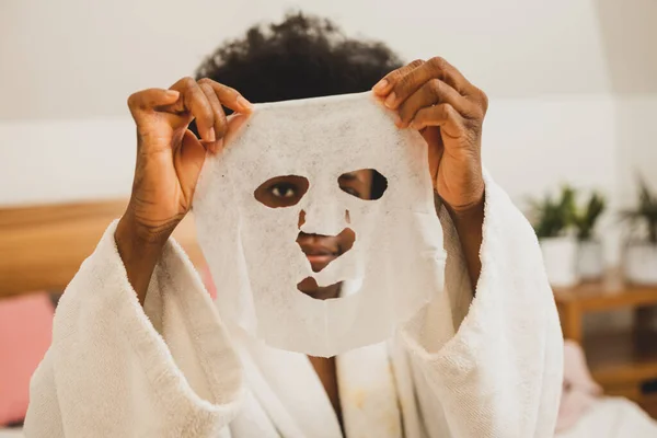 Kobieta nakłada maskę do pielęgnacji skóry. — Zdjęcie stockowe