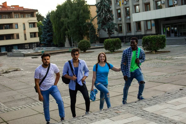 Os diversos alunos deixam a universidade depois de terminar as aulas — Fotografia de Stock