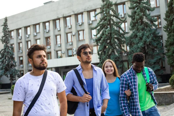 Die vielfältigen Studenten verlassen die Universität nach dem Unterricht — Stockfoto