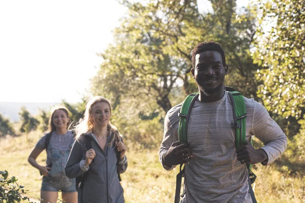 Молодые люди веселятся во время прогулки по лесу — стоковое фото