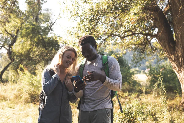 Das junge Paar sucht einen Weg im Wald — Stockfoto